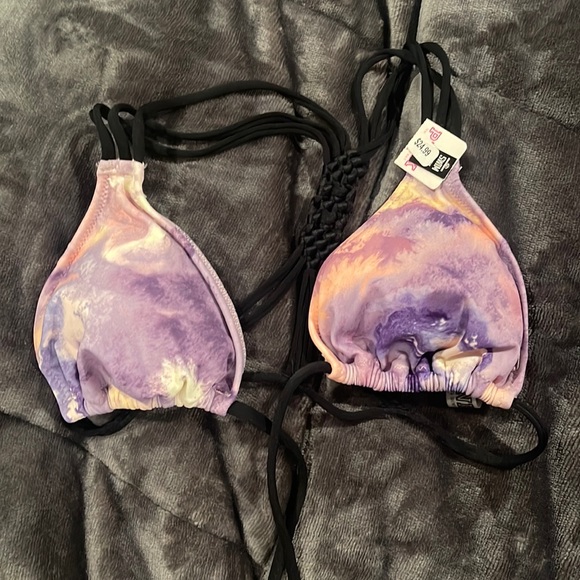 Bikinis - Picture 3 of 6